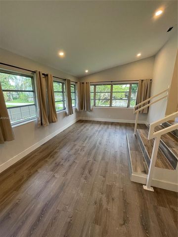 10751 SW 48th St, Davie, FL 33328