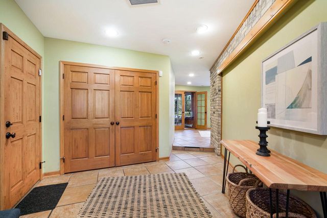 N59W38235 Mainland DRIVE, Oconomowoc, WI 53066