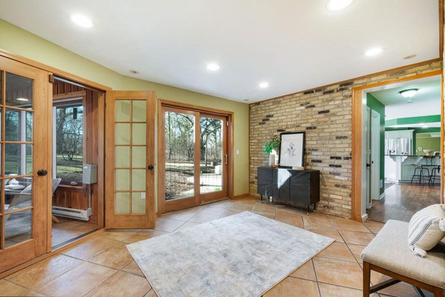 N59W38235 Mainland DRIVE, Oconomowoc, WI 53066