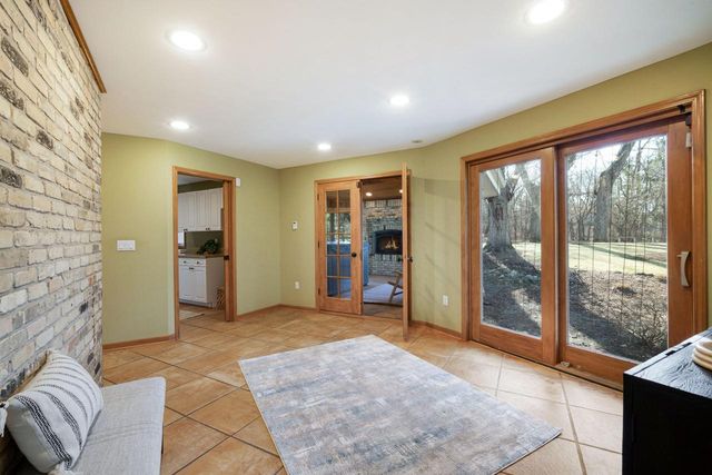 N59W38235 Mainland DRIVE, Oconomowoc, WI 53066