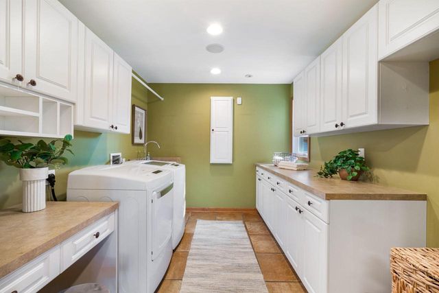 N59W38235 Mainland DRIVE, Oconomowoc, WI 53066