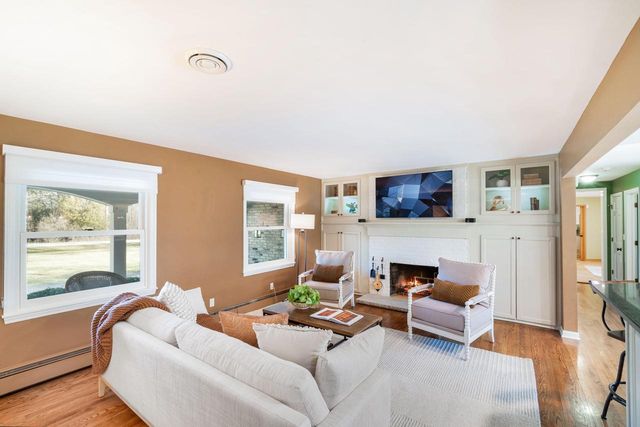 N59W38235 Mainland DRIVE, Oconomowoc, WI 53066