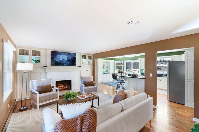 N59W38235 Mainland DRIVE, Oconomowoc, WI 53066