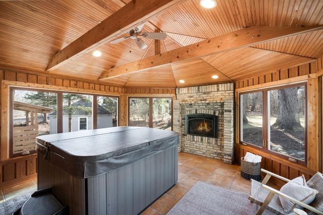 N59W38235 Mainland DRIVE, Oconomowoc, WI 53066