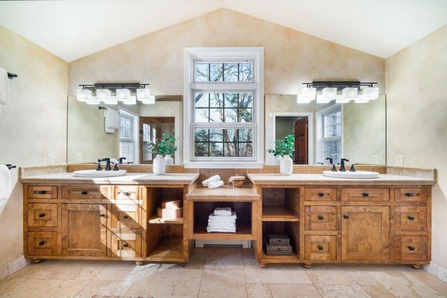 N59W38235 Mainland DRIVE, Oconomowoc, WI 53066