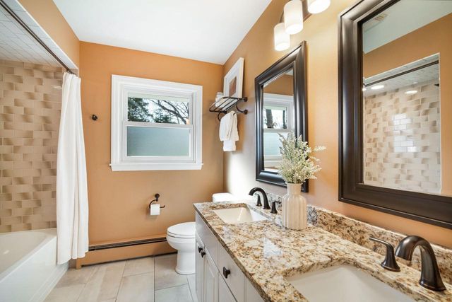 N59W38235 Mainland DRIVE, Oconomowoc, WI 53066