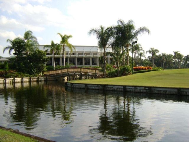 6691 S Pine Court, Palm Beach Gardens, FL 33418