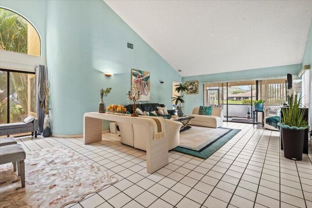 6691 S Pine Court, Palm Beach Gardens, FL 33418