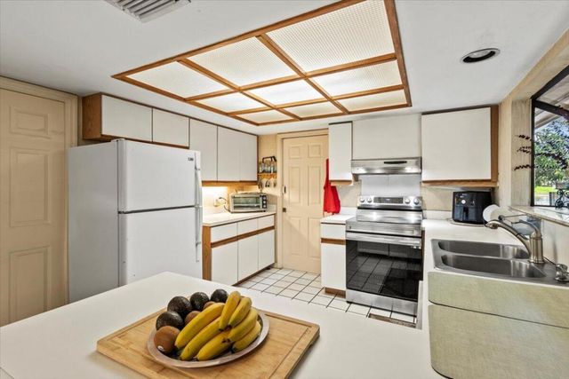 6691 S Pine Court, Palm Beach Gardens, FL 33418