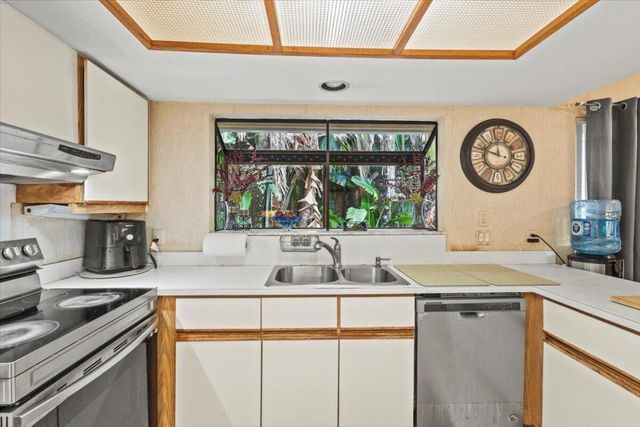 6691 S Pine Court, Palm Beach Gardens, FL 33418