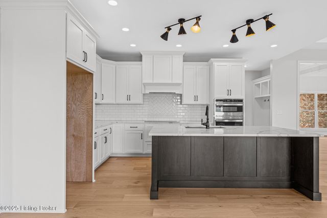 32 Dalton Dr, Fisherville, KY 40023