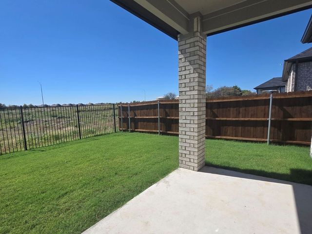841 Rockcloud Drive, Fort Worth, TX 76052