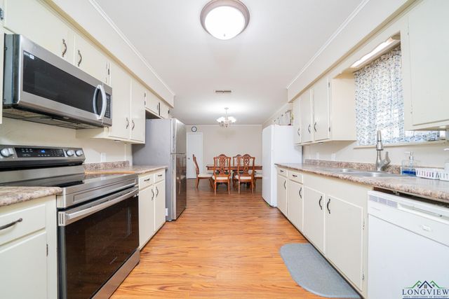 105 Sherwood Dr, Longview, TX 75605