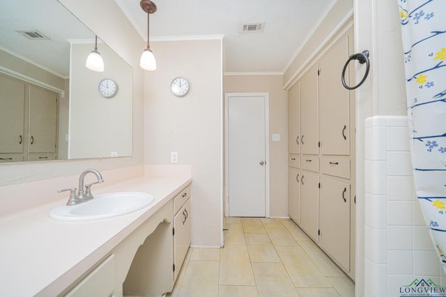 105 Sherwood Dr, Longview, TX 75605