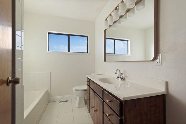 1618 W Locust St, Lodi, CA 95242