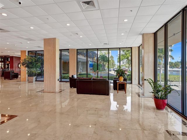 400 Kings Point Dr 314, Sunny Isles Beach, FL 33160