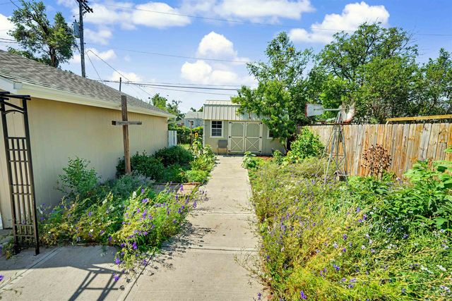 506 E Bond St, Salina, KS 67401