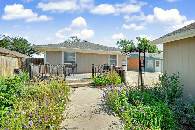 506 E Bond St, Salina, KS 67401