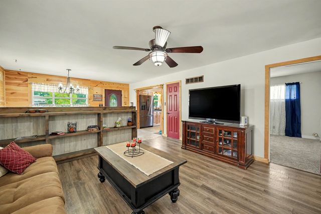 506 E Bond St, Salina, KS 67401