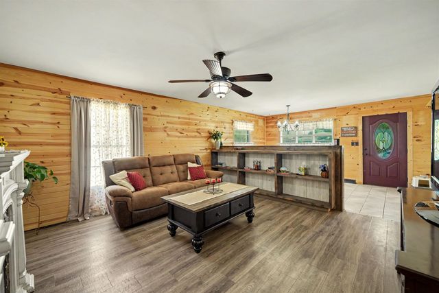 506 E Bond St, Salina, KS 67401