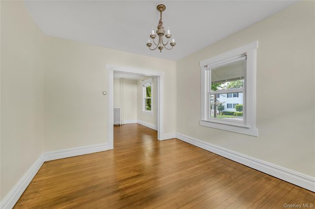 18 Dennis Street, Manhasset, NY 11030