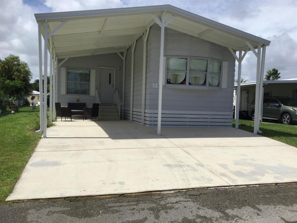 32 Flamenco Way, Port St. Lucie, FL 34952