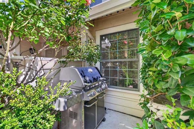 7483 Stonedale Dr, Pleasanton, CA 94588