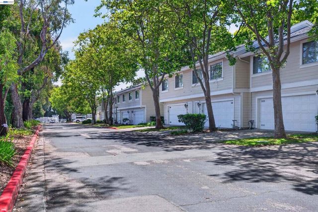 7483 Stonedale Dr, Pleasanton, CA 94588