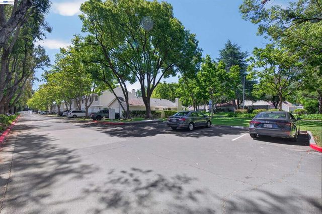 7483 Stonedale Dr, Pleasanton, CA 94588