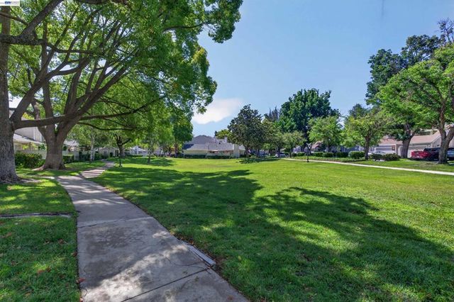 7483 Stonedale Dr, Pleasanton, CA 94588