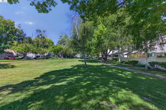 7483 Stonedale Dr, Pleasanton, CA 94588