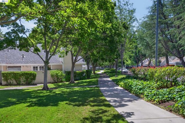 7483 Stonedale Dr, Pleasanton, CA 94588