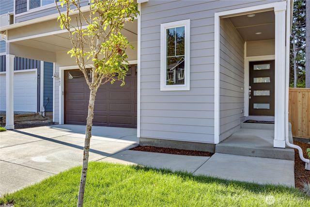 304 NE Shadowhawk Lane, Bremerton, WA 98311