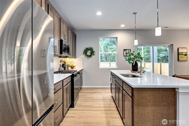 304 NE Shadowhawk Lane, Bremerton, WA 98311