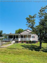 104 Fairland Circle, Nitro, WV 25143