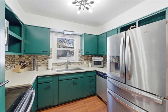 825 MCKENZIE Avenue, Council Bluffs, IA 51503