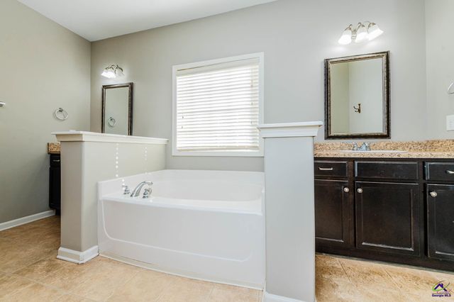 110 Flowing Meadows Dr., Kathleen, GA 31047