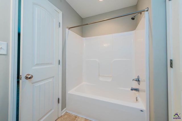 110 Flowing Meadows Dr., Kathleen, GA 31047