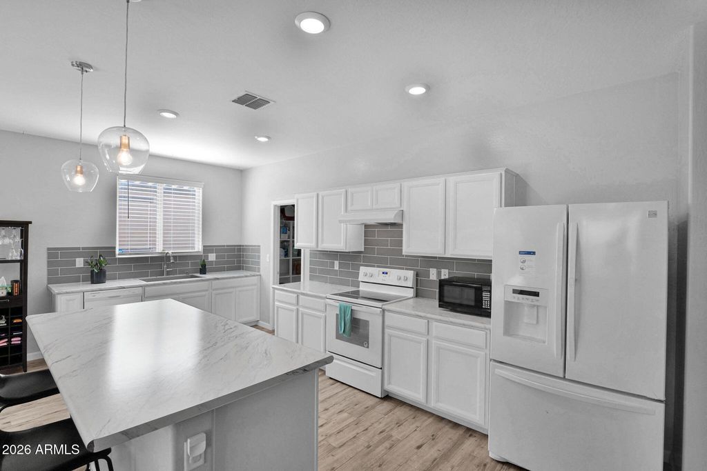Image 2 of property listing at 1818 E GROVE Street, Phoenix, AZ 85040