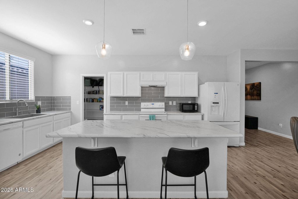 Image 3 of property listing at 1818 E GROVE Street, Phoenix, AZ 85040
