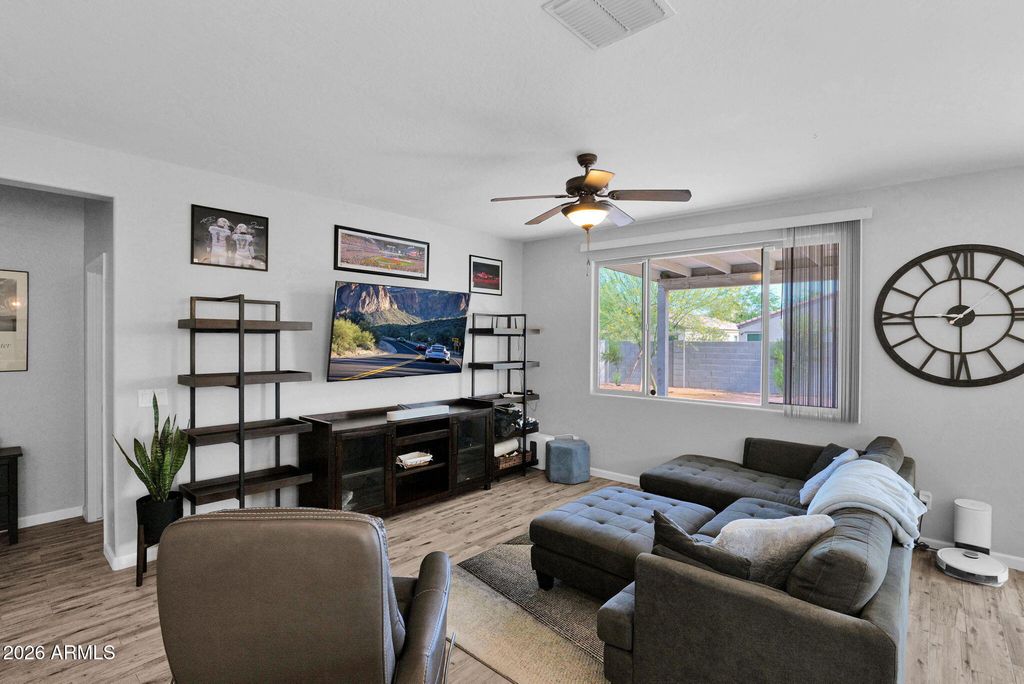 Image 4 of property listing at 1818 E GROVE Street, Phoenix, AZ 85040