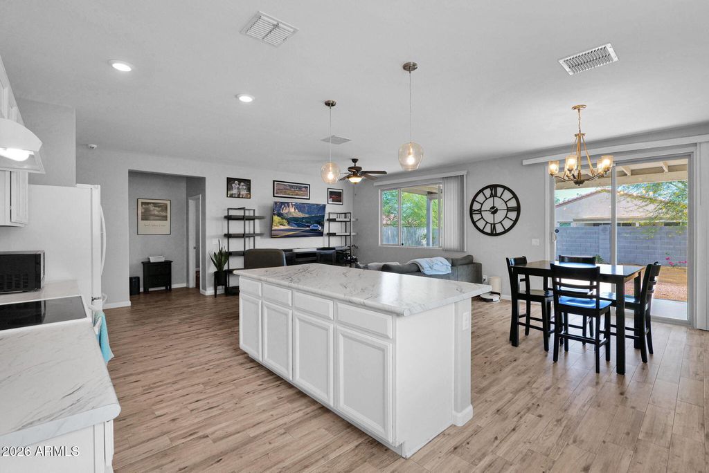 Image 5 of property listing at 1818 E GROVE Street, Phoenix, AZ 85040