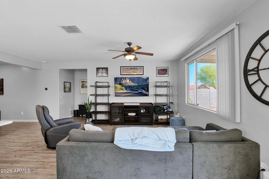 Image 8 of property listing at 1818 E GROVE Street, Phoenix, AZ 85040