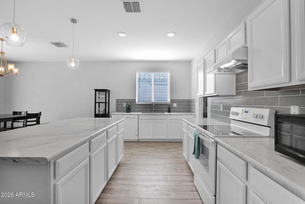 Image 9 of property listing at 1818 E GROVE Street, Phoenix, AZ 85040