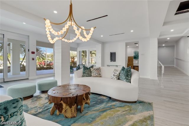 1 Bluebill AVE 709, Naples, FL 34108