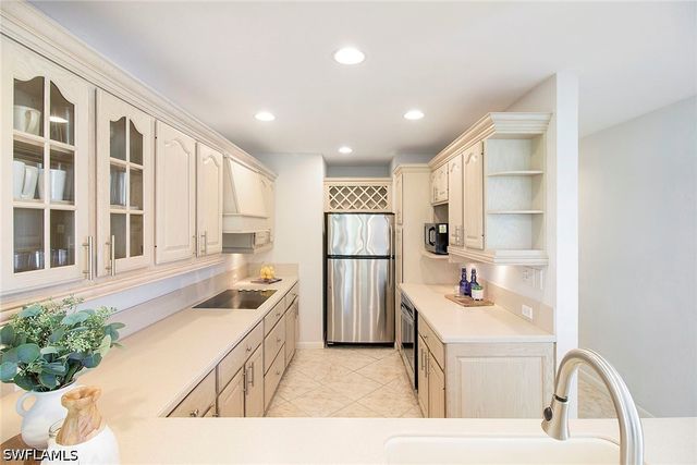 2011 Gulf Shore BLVD N 56, Naples, FL 34102
