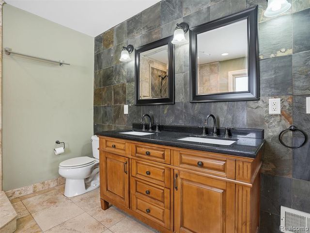 29750 Bristol Lane, Bingham Farms, MI 48025