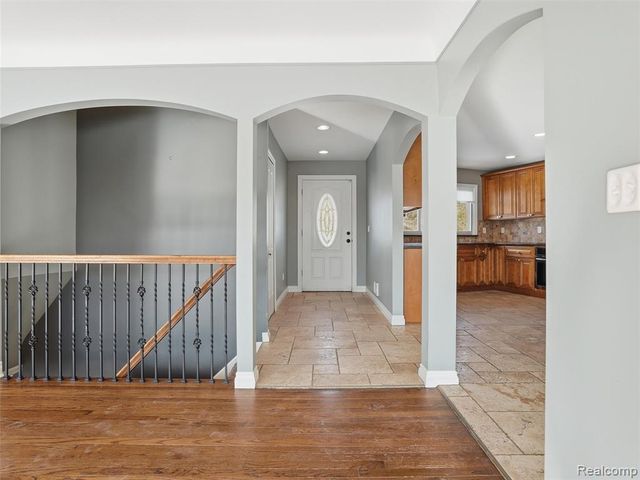 29750 Bristol Lane, Bingham Farms, MI 48025