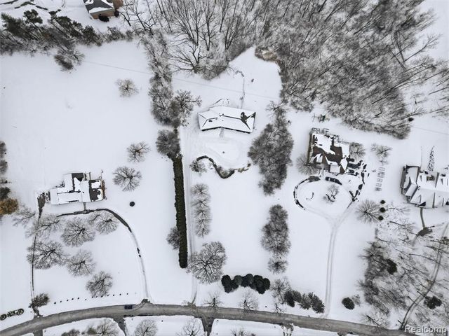 29750 Bristol Lane, Bingham Farms, MI 48025