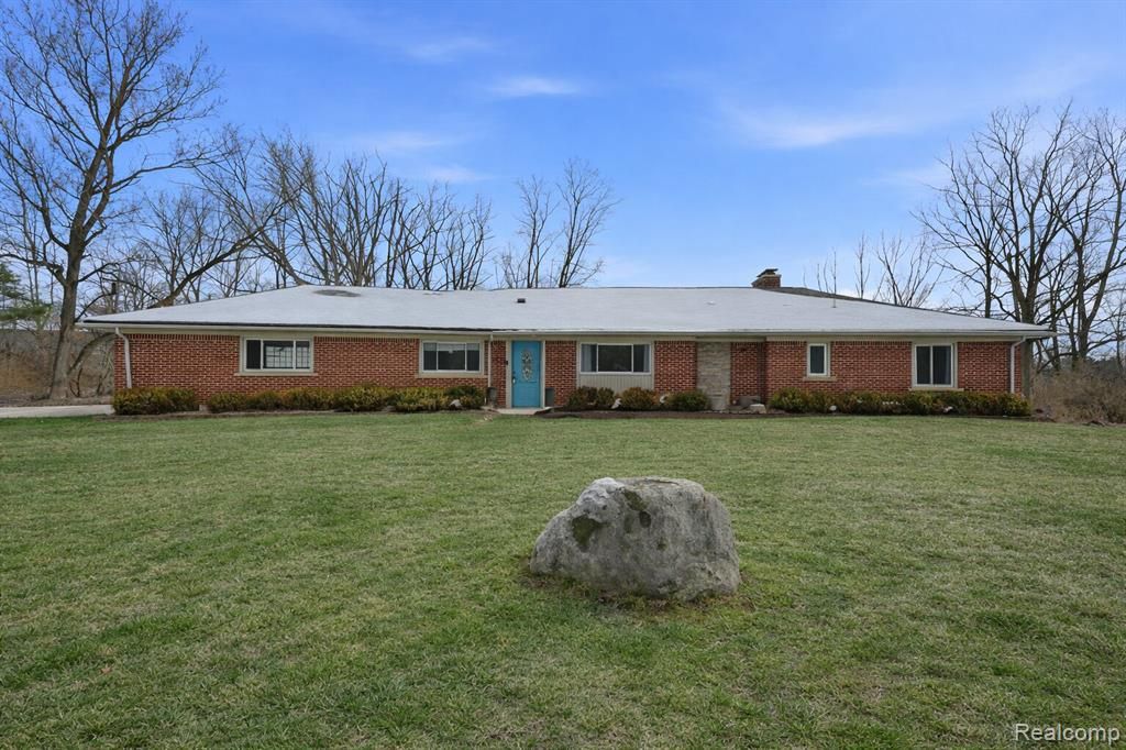 29750 Bristol Lane, Bingham Farms, MI 48025